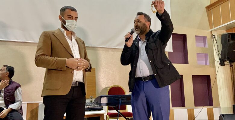 Gelin almaya giderken yerde bulduğu altınları, sahibine teslim etti