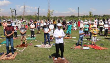 Yüzlerce Çocuk Millet Bahçesinde namaz kıldı