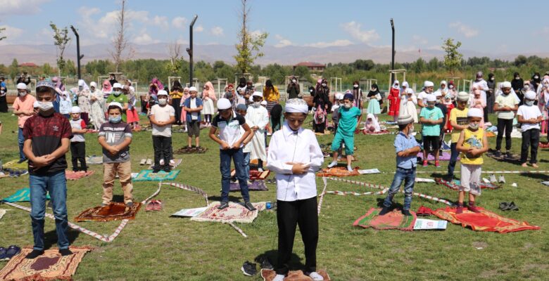 Yüzlerce Çocuk Millet Bahçesinde namaz kıldı