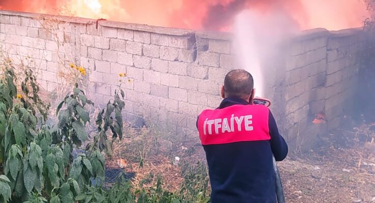 Ağrıda hurdalık alanda çıkan yangın güçlükle söndürüldü