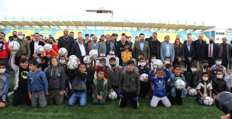 Ağrı Spordan çocuklara malzeme desteği