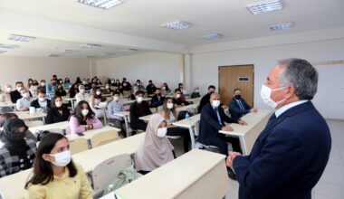 AİÇÜ’de Yüz Yüze Eğitimin İlk Dersini Rektör Prof. Dr. Karabulut Yaptı
