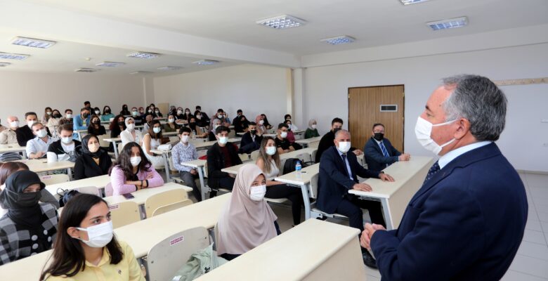 AİÇÜ’de Yüz Yüze Eğitimin İlk Dersini Rektör Prof. Dr. Karabulut Yaptı