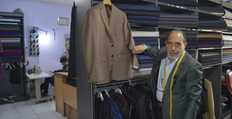 Yarım asırlık terzi, mesleğini severek sürdürüyor