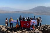 AİÇÜ öğrencileri Türkiye’nin en yüksek gölünde bayrak açtı