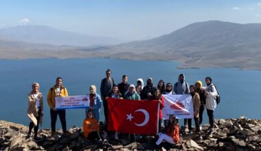 AİÇÜ öğrencileri Türkiye’nin en yüksek gölünde bayrak açtı