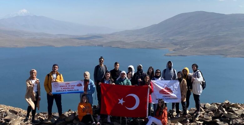 AİÇÜ öğrencileri Türkiye’nin en yüksek gölünde bayrak açtı