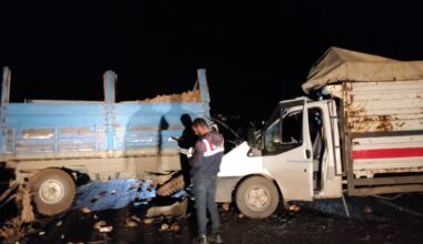 Ağrı’da kamyonet şeker pancarı yüklü traktöre çarptı: 5 yaralı