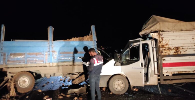 Ağrı’da kamyonet şeker pancarı yüklü traktöre çarptı: 5 yaralı