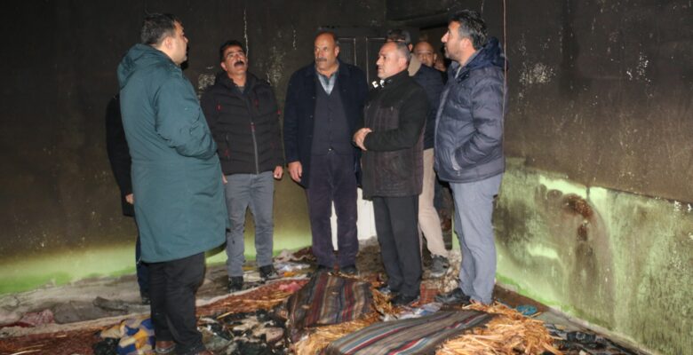 Diyadin Kaymakamlığı evi yanan aileye yardım etti