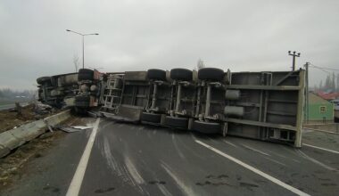 Ağrı’da tır devrildi, yol trafiğe kapandı