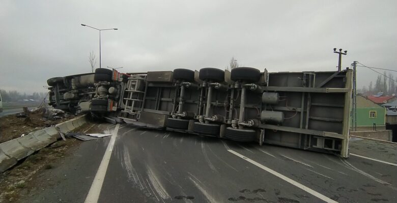 Ağrı’da tır devrildi, yol trafiğe kapandı
