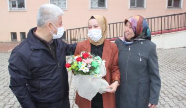 Anne ve Babasını karşısında gören öğretmen, gözyaşlarını tutamadı