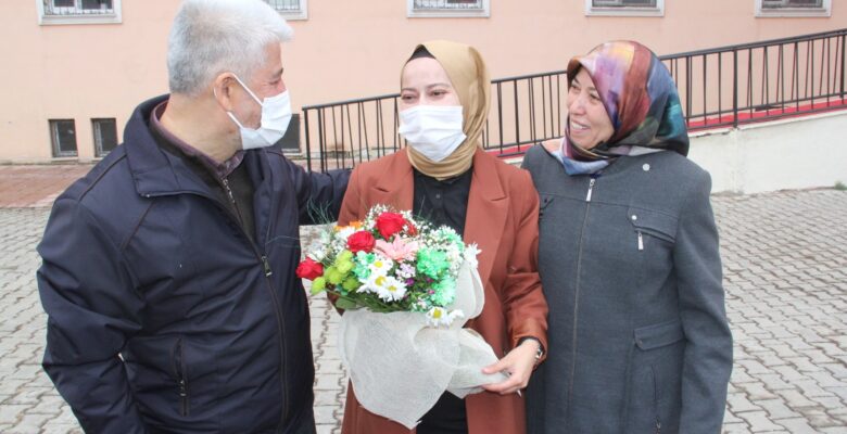 Anne ve Babasını karşısında gören öğretmen, gözyaşlarını tutamadı