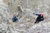 Ağrı’da kayalıklarda mahsur kalan kişiyi itfaiye kurtardı