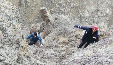 Ağrı’da kayalıklarda mahsur kalan kişiyi itfaiye kurtardı