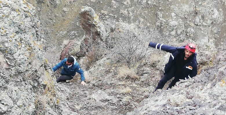 Ağrı’da kayalıklarda mahsur kalan kişiyi itfaiye kurtardı