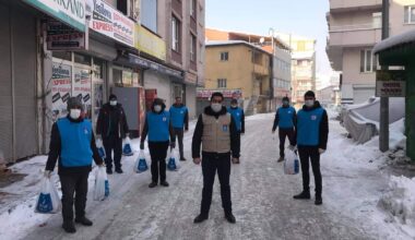 Ağrı’da gönüllüler sokak hayvanlarını unutmadı