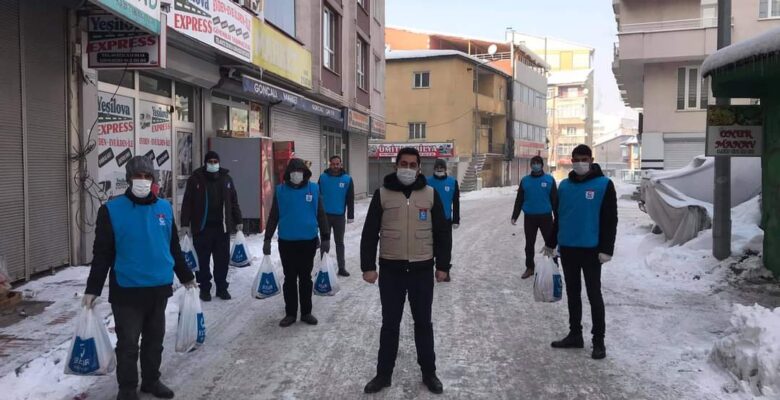 Ağrı’da gönüllüler sokak hayvanlarını unutmadı