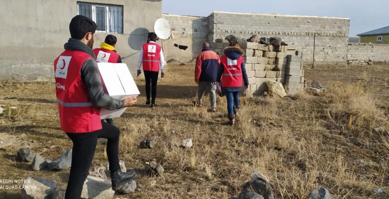 Kızılay’ın gönüllü gençleri Diyadin’de ihtiyaç sahiplerini ziyaret etti