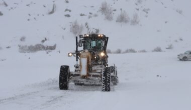 Ağrı’da ekiplerin yol açma mesaisi başladı
