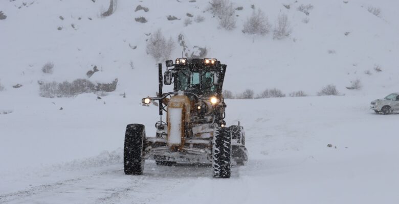 Ağrı’da ekiplerin yol açma mesaisi başladı