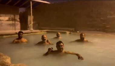 Kar yağarken kaplıcaya girip, çaylı tanıtımını yaptı