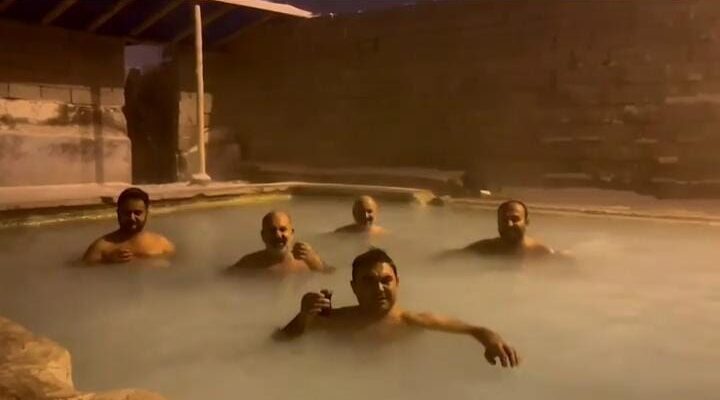 Kar yağarken kaplıcaya girip, çaylı tanıtımını yaptı