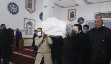 Nişan dönüşü kazada ölen damat ve akrabası Ağrı’da yan yana defnedildi