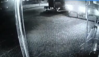 Ticari araç park halindeki tıra çarptı: 1 ölü, 1 yaralı