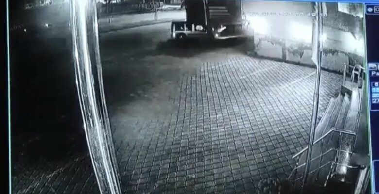 Ticari araç park halindeki tıra çarptı: 1 ölü, 1 yaralı