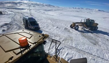 Diyadin’de kar nedeniyle kapanan yollar ulaşıma açıldı