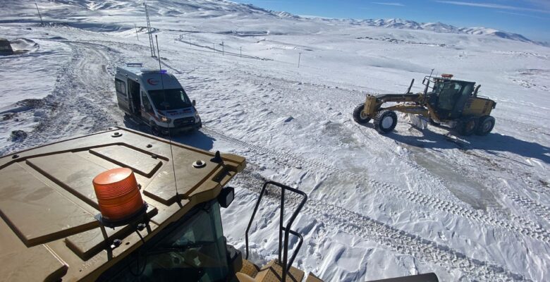 Diyadin’de kar nedeniyle kapanan yollar ulaşıma açıldı