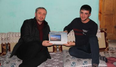 Milli Eğitim Müdürü Kökrek, başarılı öğrenciyi evinde ziyaret etti