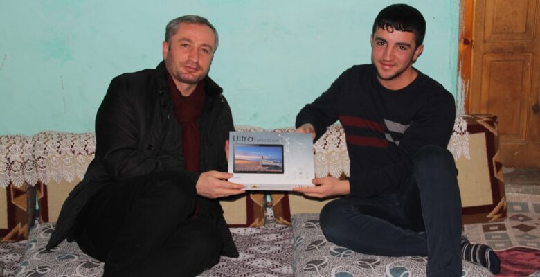 Milli Eğitim Müdürü Kökrek, başarılı öğrenciyi evinde ziyaret etti