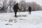 Ağrı’da balıkçılar eksi 30 derecede buzu kırıp balık avlıyor
