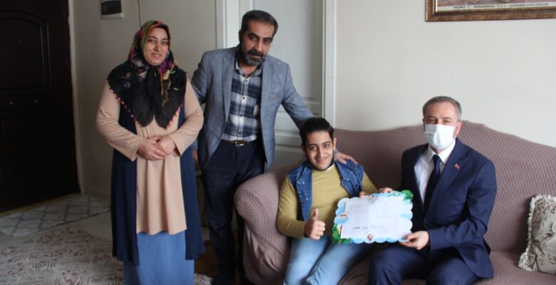 Milli Eğitim Müdürü Kökrek, özel öğrencilerin karne sevincine ortak oldu