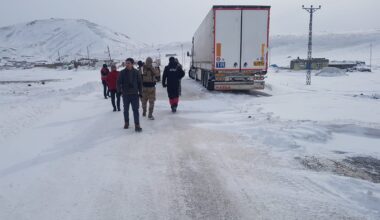 Tendürek Geçidinde mahsur kalanların imdadına ekipler yetişti