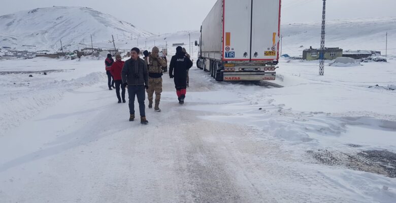 Tendürek Geçidinde mahsur kalanların imdadına ekipler yetişti