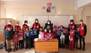 Üniversite öğrencileri, minik öğrencilerin karne heyecanına ortak oldu