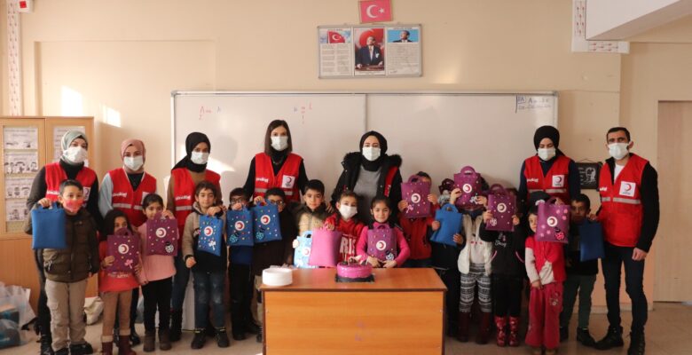 Üniversite öğrencileri, minik öğrencilerin karne heyecanına ortak oldu