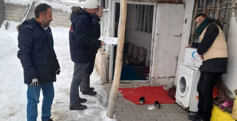 Ağrı’da 150 aileye giyim ve gıda kolisi yardımı yapıldı