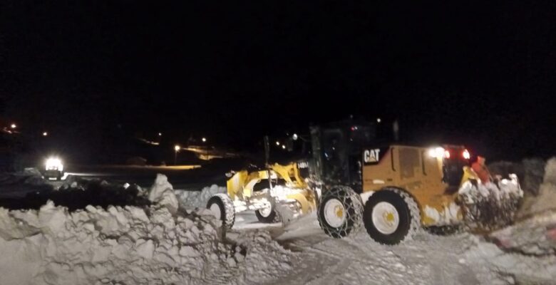 Ağrı’da ekiplerin karla mücadelesi gece gündüz sürüyor