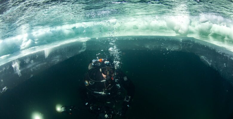 Dalgıçlar, Türkiye’nin en yüksek gölünde buzu kırıp dalış yaptı