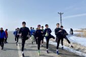 Ağrılı atletler asfaltta ter dökerek hedeflerine koşuyor