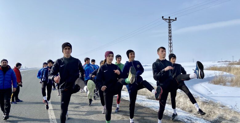 Ağrılı atletler asfaltta ter dökerek hedeflerine koşuyor