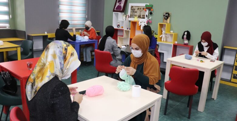 Ağrı’da Hünerli Eller, ihtiyaç sahibi çocuklar için ilmek atıyor