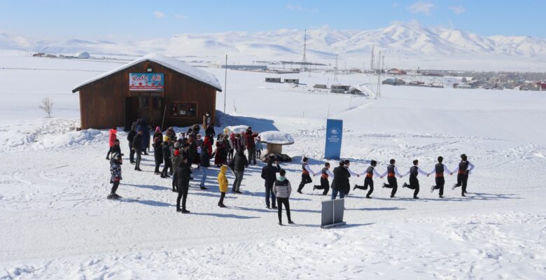 Ağrı’da gençler, sosyal medyadan sosyal alanlara indi