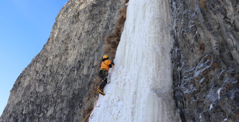 Milli Dağcı Tunç Fındık, Diyadin Murat Kanyonu’nda buz sarkıtlarına tırmandı