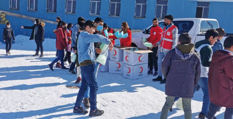 Türk Kızılay’ı, çocukları pamuk şekeri ile mutlu etti
